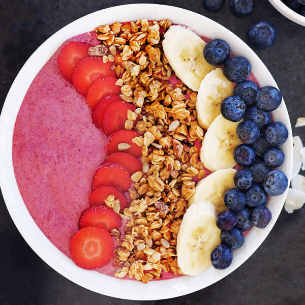 Acai bowl med yoghurt och jordnötssmör.